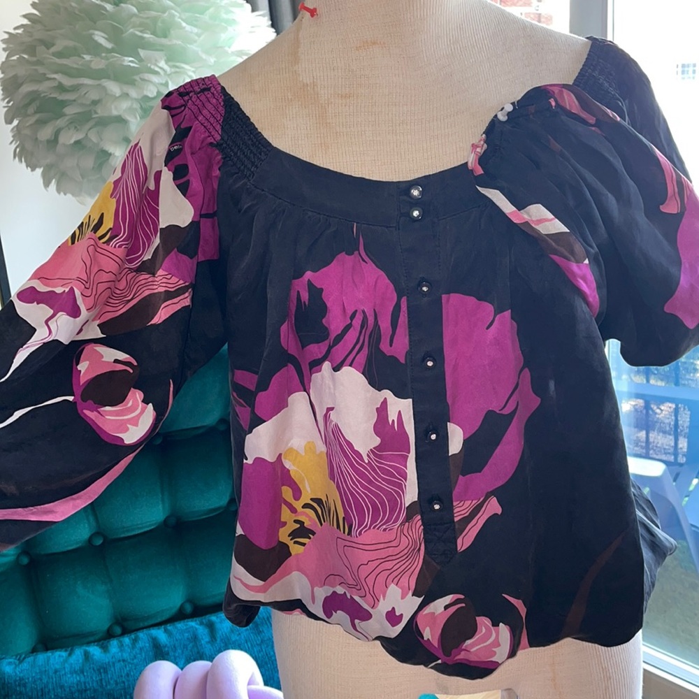 BEBE beautiful silk blouse